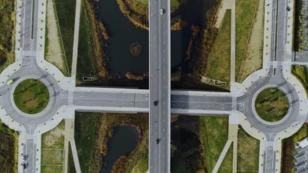 高速道路の交差を飛ぶ無人機 - 映像、動画