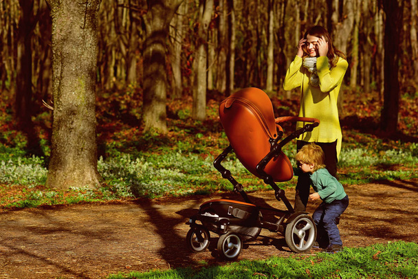 Concepto de madre e hijo. Madre e hijo caminando en el parque de primavera. Nadie puede ser un mejor amigo como una madre
 - Foto, Imagen