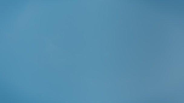 Symmetric shot of airplane fly over blue sky - Záběry, video