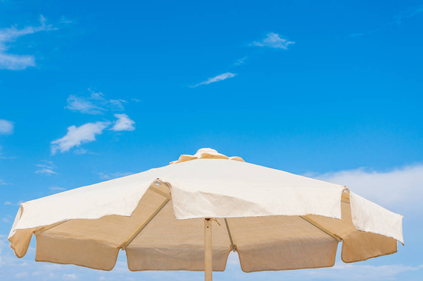 Parapluie parasol en tissu blanc gros plan d'en bas avec ciel d'été sur le fond
 - Photo, image