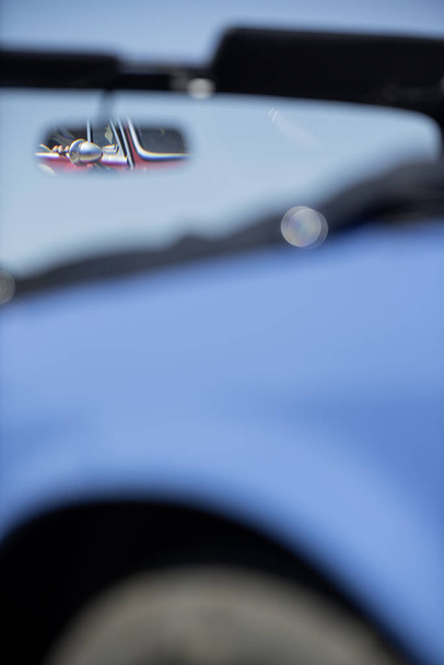 abstraktní pohled na klasické automobily, které čekají na závod - Fotografie, Obrázek