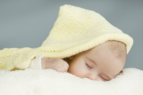 close-up portrait of a beautiful sleeping baby on the bed. healthy sleep concept - Fotografie, Obrázek