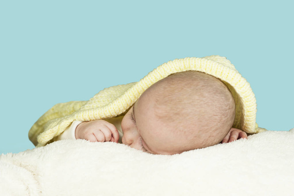 retrato de cerca de un hermoso bebé dormido en la cama. concepto de sueño saludable
 - Foto, Imagen
