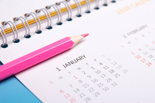 красный карандаш и календарь на синем фоне
 - Фото, изображение