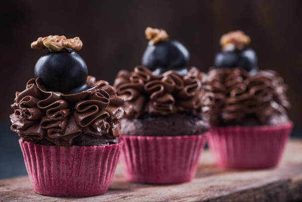 cupcake au chocolat noir sur planche en bois
. - Photo, image