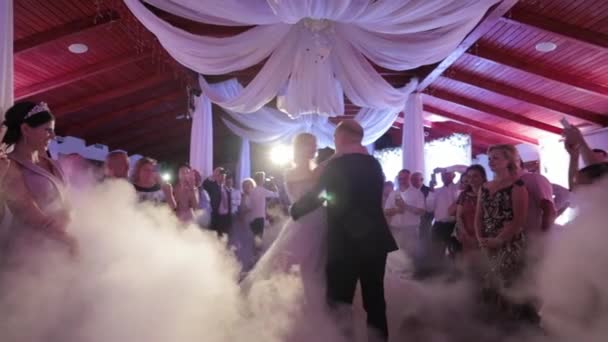erster Tanz des Bräutigams und der Braut. Tanz im Restaurant. Video. Hochzeit - Filmmaterial, Video