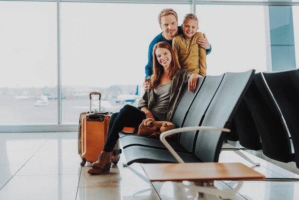 Famiglia felice sta trascorrendo del tempo insieme in aeroporto
 - Foto, immagini