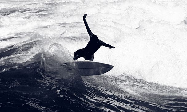 Surfista montando las olas - Foto, Imagen
