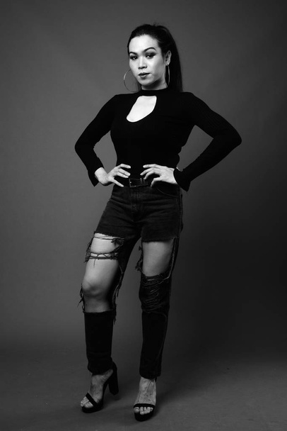 Portrait complet de femme transgenre en noir et blanc
 - Photo, image