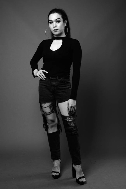 Portrait complet de femme transgenre en noir et blanc
 - Photo, image