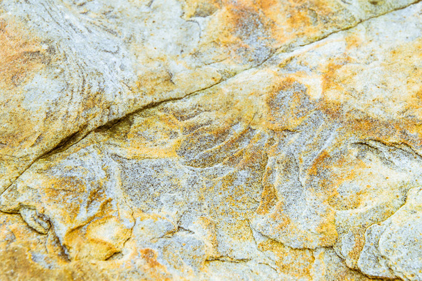 Las capas de roca - las formaciones coloridas de las rocas echadas a lo largo de los centenares de años. Fondo interesante con textura fascinante
 - Foto, imagen
