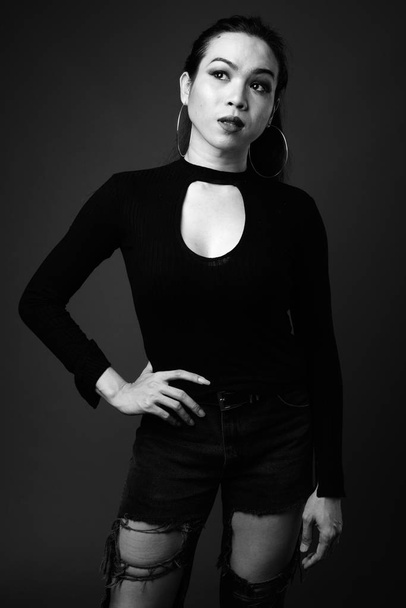 Jeune belle femme transgenre asiatique en noir et blanc
 - Photo, image