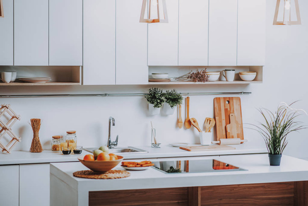 Siisti ja moderni tyylikäs keittiö ilman ihmisiä
 - Valokuva, kuva