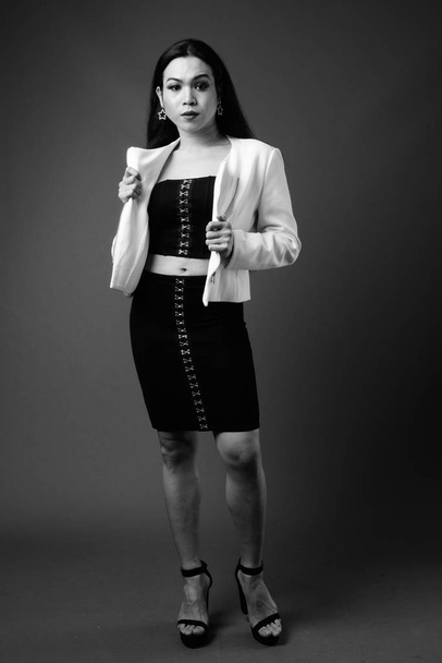 Retrato de comprimento total de mulher de negócios transexual em preto e branco
 - Foto, Imagem
