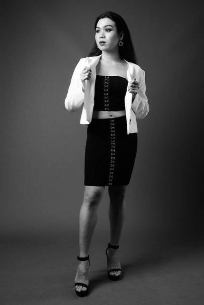 Portrait complet de femme d'affaires transgenre en noir et blanc
 - Photo, image