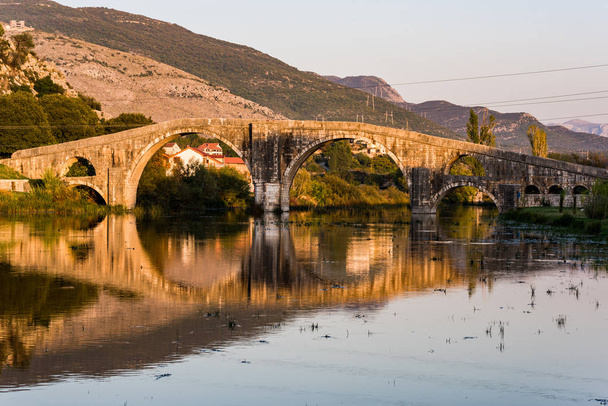 オスマン帝国の Arslanagic (Perovic) 橋、旧橋トレビニエ, ボスニア ヘルツェゴビナ. - 写真・画像
