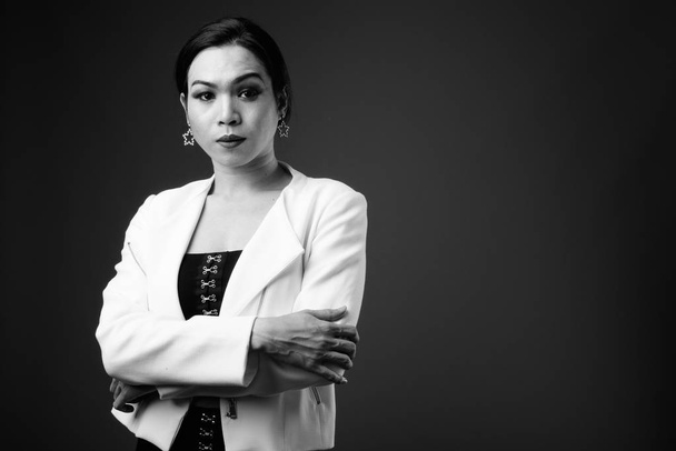 Молодая красивая азиатская трансгендерная бизнесвумен в черном и почему
 - Фото, изображение