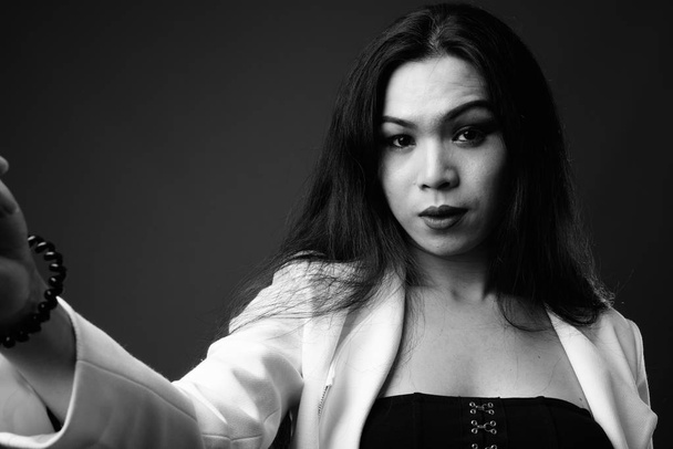 Молодая красивая азиатская трансгендерная бизнесвумен в черном и почему
 - Фото, изображение