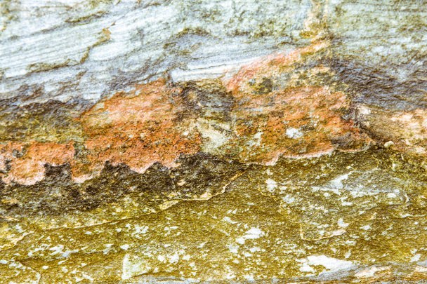 Las capas de roca - las formaciones coloridas de las rocas echadas a lo largo de los centenares de años. Fondo interesante con textura fascinante
 - Foto, Imagen