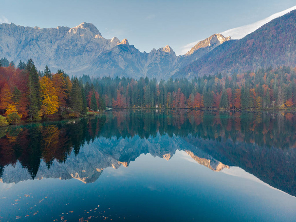 Panoraamanäköala auringonnousun aikaan Alppien järven yllä Italiassa
. - Valokuva, kuva