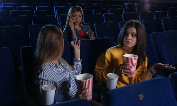 Νεαρές γυναίκες, παρακολουθώντας την ταινία στο σινεμά Θέατρο - Φωτογραφία, εικόνα