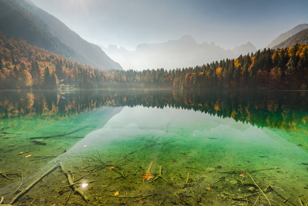 Czysta woda jeziora Fusine w regionie Alpy Włoskie. - Zdjęcie, obraz