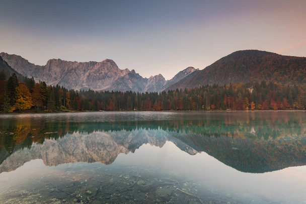 herbstliche Waldreflexion in fusine Seen, Italien. - Foto, Bild