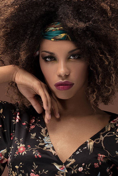 Studio fashion photo of beautiful african american woman on brown background. Stylish look . - Valokuva, kuva