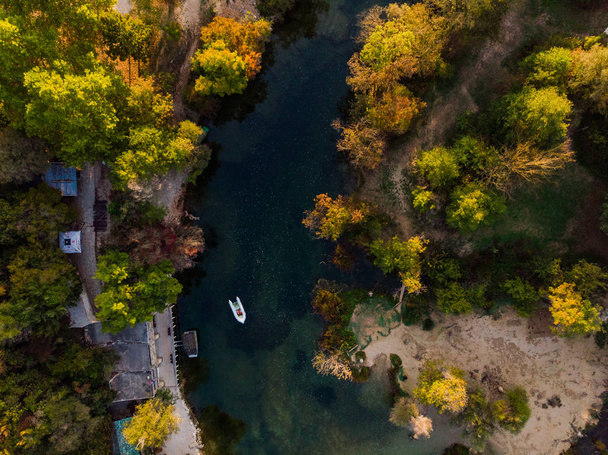 Vene ja puinen silta Kravican vesiputouksilla, Bosnia, ylhäältä alas näkymä
. - Valokuva, kuva