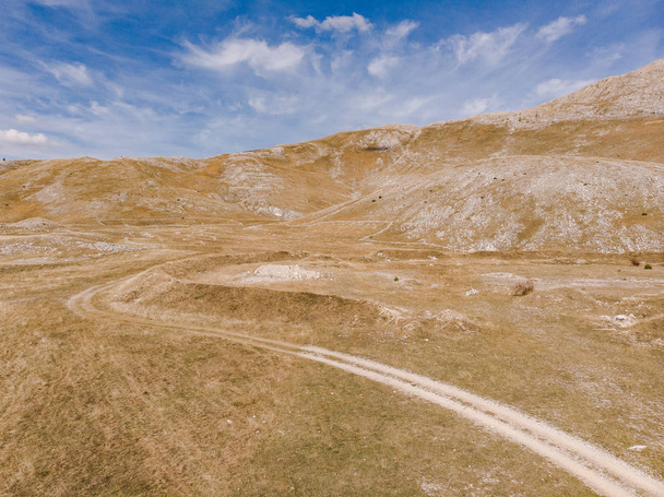 Dirt road in remote Bosnia steppe. - Foto, Bild