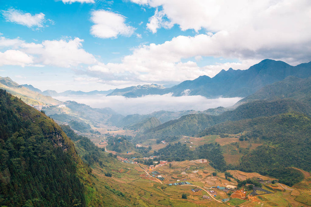 ファンシーパン山山とベトナムのサパの田舎の村 - 写真・画像