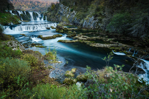 ウナ川、ボスニアの Strbacki 北の滝。長時間露光. - 写真・画像