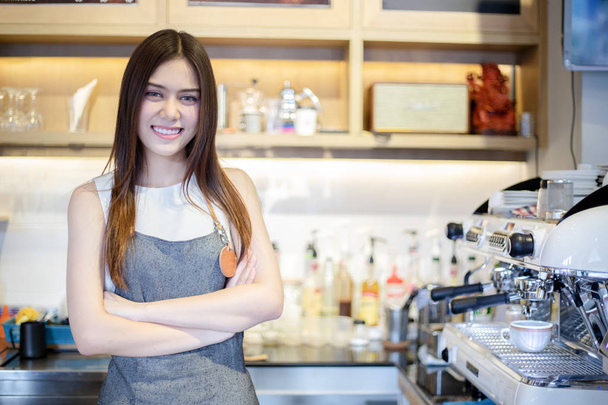 Aziatische vrouwen Barista glimlachen en het gebruik van koffiemachine in coffeeshop teller - Werkende vrouw kleine ondernemer eten en drinken cafe concept - Foto, afbeelding