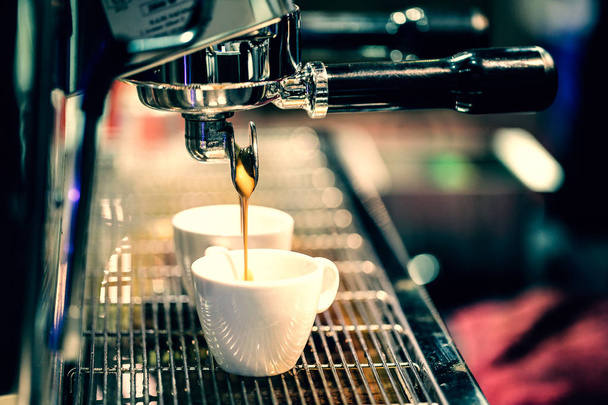 espresso shot from coffee machine in coffee shop, Coffee maker in coffee shop - Foto, imagen