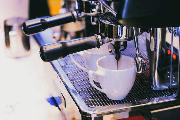 espresso shot from coffee machine in coffee shop, Coffee maker in coffee shop - Foto, imagen