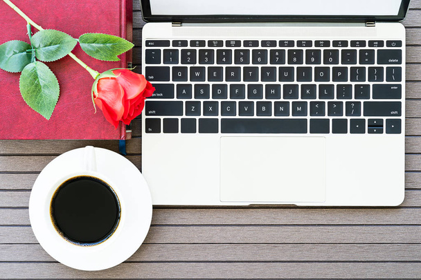 Vista superior com cópia do dia dos namorados espaço, mesa de escritório com laptop, notebook, xícara de café, rosa vermelha
 - Foto, Imagem