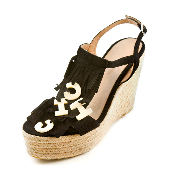 Pletený zaklíněný třásněmi flip-flop sandály se slovem šik - Fotografie, Obrázek
