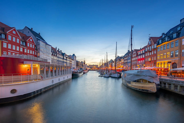 Vista panoramica del punto di riferimento Nyhavn nella città di Copenaghen, Danimarca
. - Foto, immagini
