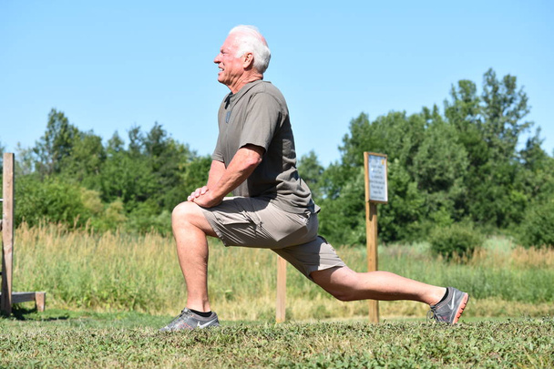 Army Senior Male Veteran Stretching - Foto, Imagen