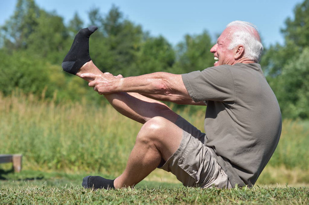 Army Senior Male Veteran Stretching - Foto, Bild