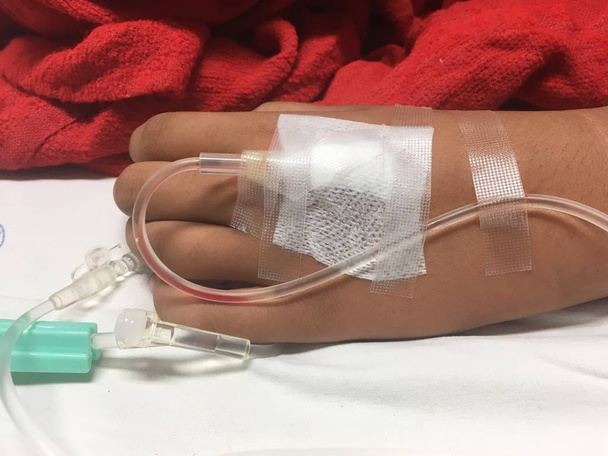 закрыть руку пациента на больничной койке
 - Фото, изображение