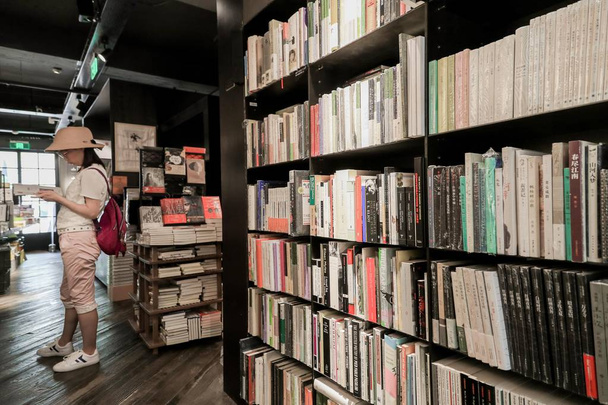 Un visitatore legge libri in una libreria, chiamata The Mix Place, su Hengshan Road a Shanghai, Cina, 27 luglio 2017
 - Foto, immagini