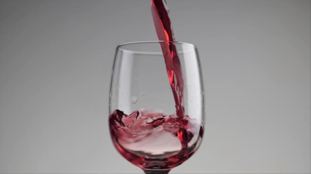 Pouring red wine in glass - Filmagem, Vídeo