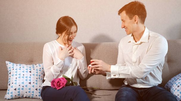 Freund macht Heiratsantrag und schenkt geliebtem Mädchen Ehering. - Foto, Bild
