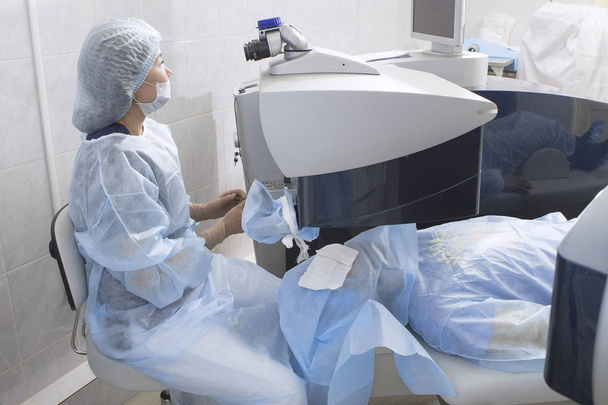 Laser chirurgie voor visie correctie en cataract verwijderen - Foto, afbeelding