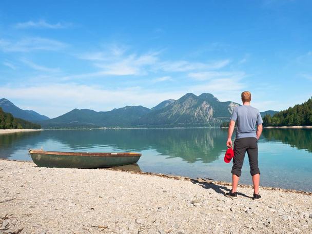 A modern sport halászati lapát hajó lehorgonyzott a tó-öböl partján. Békés szinten tó. Szélcsendes napsütéses napon. - Fotó, kép