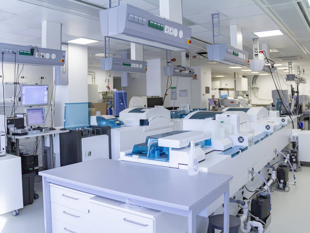 Tıbbi Laboratuar çok çizgisel ve teknik ekipmanlar da dahil olmak üzere - Fotoğraf, Görsel