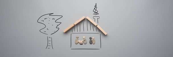 木製の屋根と隣の木と手描きの家で小石の作られた概念図家族との安全な家の家族のビジョン.  - 写真・画像