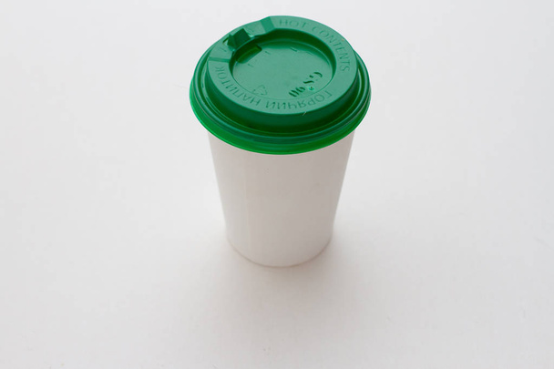 Taza de plástico sobre fondo blanco
 - Foto, Imagen