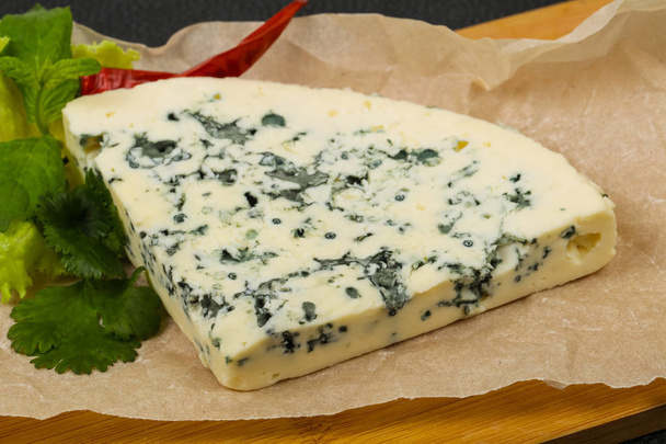 Rebanada de queso azul con hojas de ensalada
 - Foto, Imagen